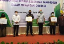 Menkes Kembali Serahkan Santunan Kepada 5 Ahli Waris Nakes Di Jawa Tengah