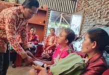 DPD PPNI Kabupaten Lembata Beri Donasi Kepada Anggota yang Kebakaran Rumah